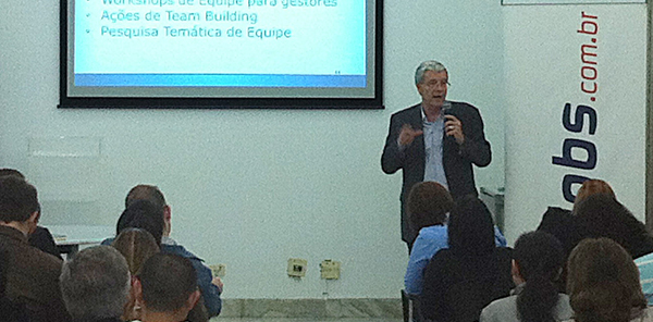 Palestra analisa discursos e práticas nas organizações Palestra analisa discursos e práticas nas organizações
